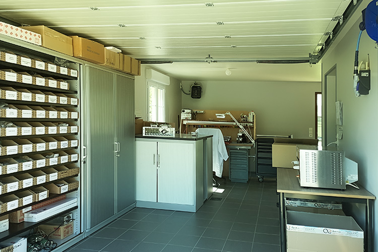 Locaux avec bureaux, ateliers et entrepôts